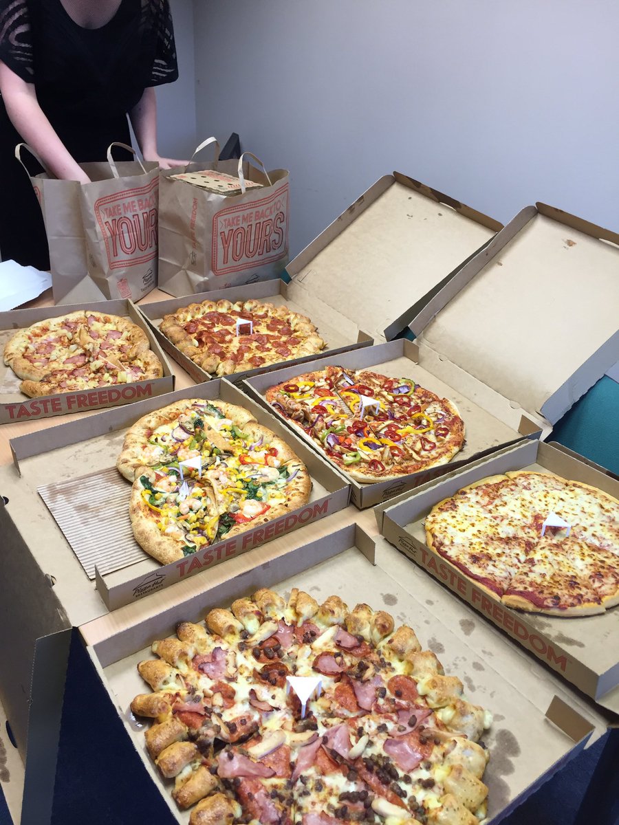 ZatuGames's tweet photo. The #pizza is here for #LanNight! Thanks @pizzahut! #boardgames #videogames https://t.co/UBrrUgWU7G