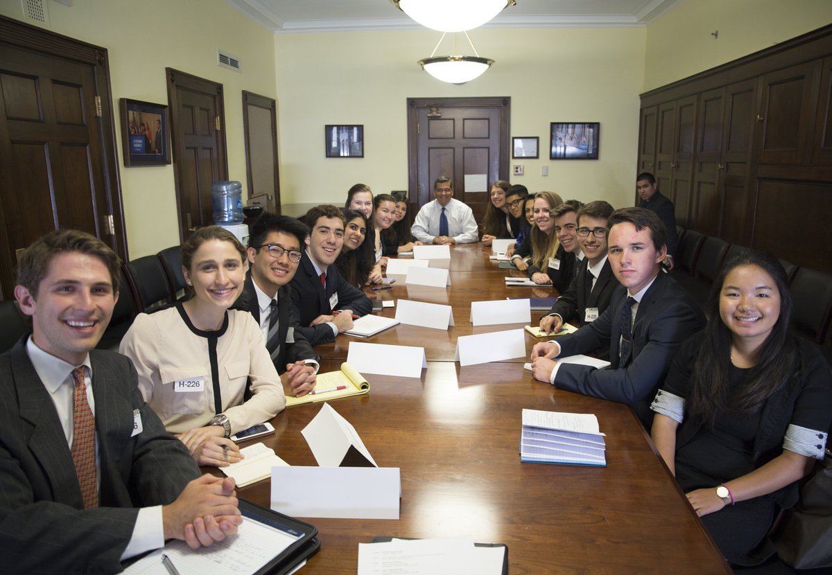 AGBecerra's tweet photo. Great meeting these outstanding @Stanford students to talk economic policy! Our future's brighter w/ them. #SoCo2016 https://t.co/bGCPn7An9b
