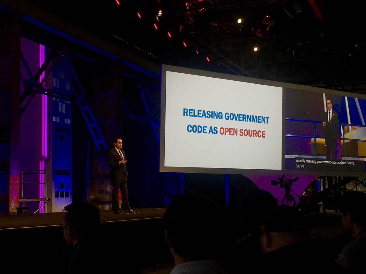 .@WhiteHouse announces it will #opensource government code on code.gov #githubuniverse @AlvandSalehi