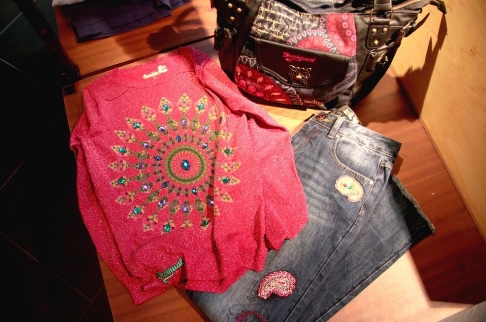 lanoriaoutlet's tweet photo. ¿Viste el post de @lovelysmileblog sobre las claves de temporada con @Desigual_ES? >> https://t.co/2wEqd9QVCd https://t.co/Ipm4WLTA8k