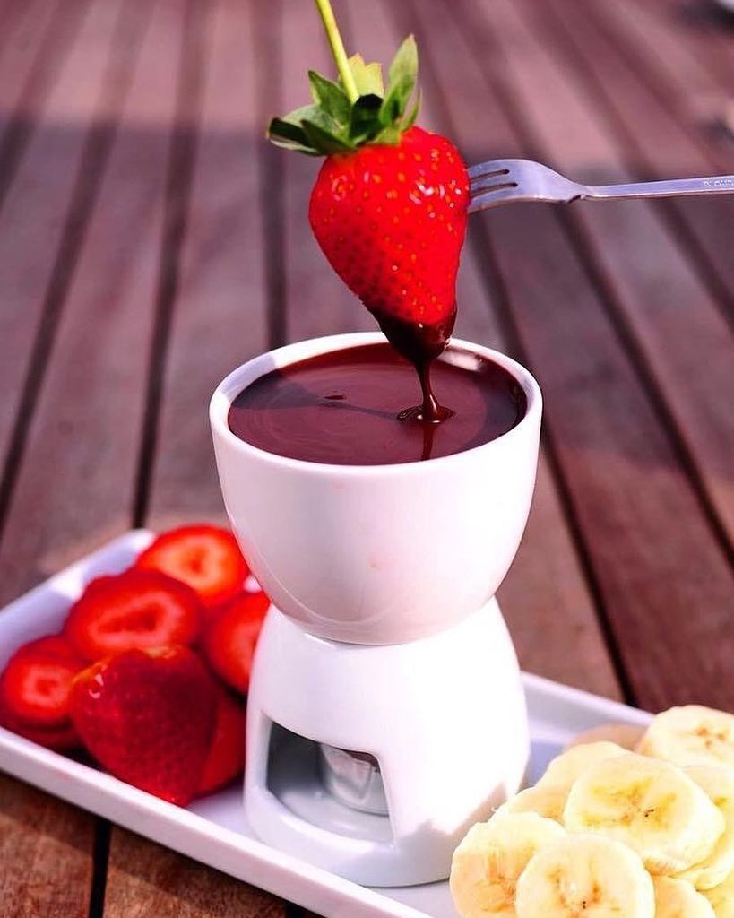 cafesazeli's tweet photo. Erimiş sıcacık çikolata ve tadına doyulmaz meyvelerin lezzetini tatmak isteyenleri Şazeli Cafe'ye bekleriz... https://t.co/tfNCN52PSN