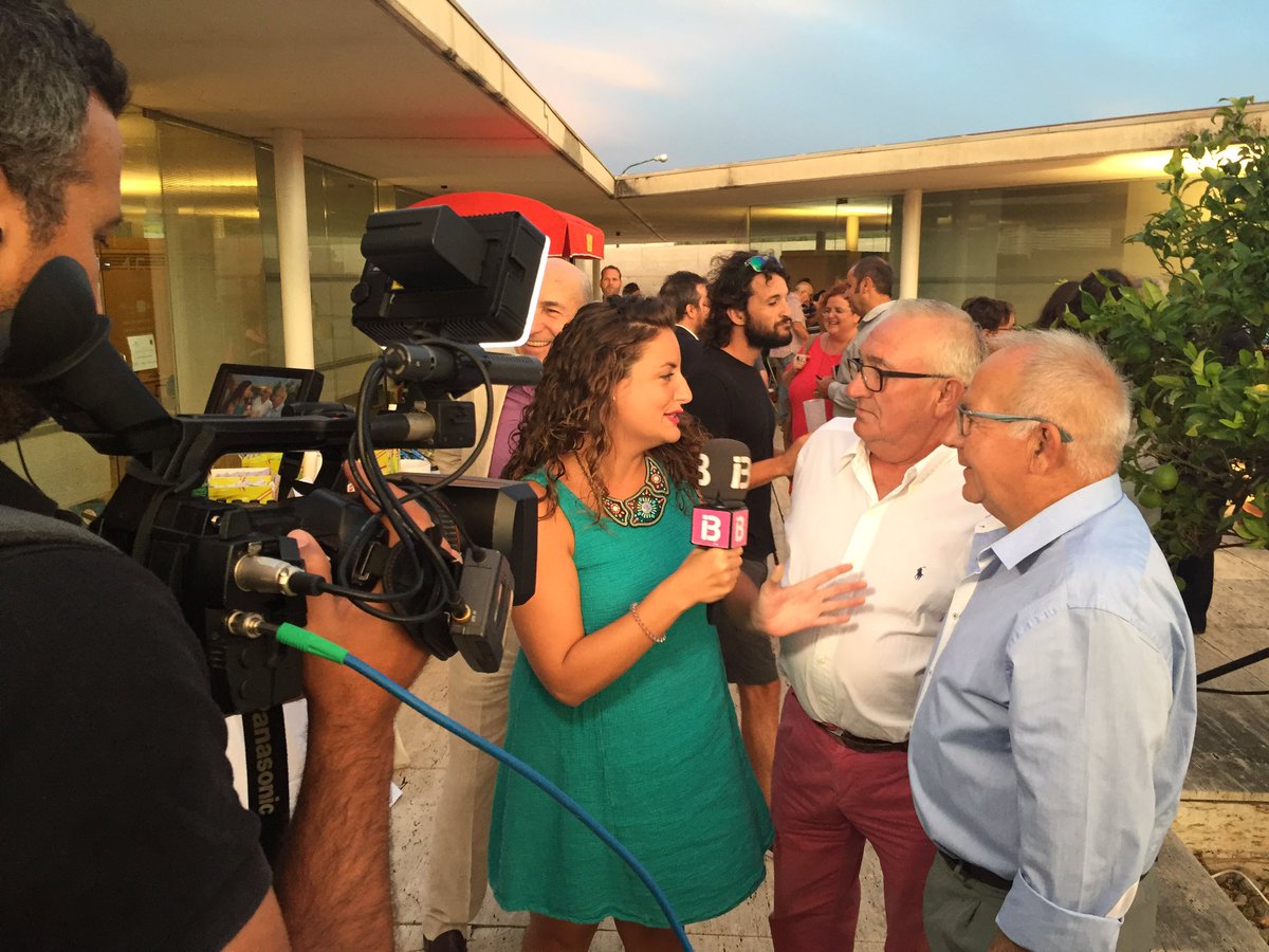 xavigarciatur's tweet photo. Dos grans d'aquesta casa! #UepComAnam i #GentDeLaMar junts a #AraMateix des d'Inca. Nou centre de producció #IB3 https://t.co/hdAsqmuTPo