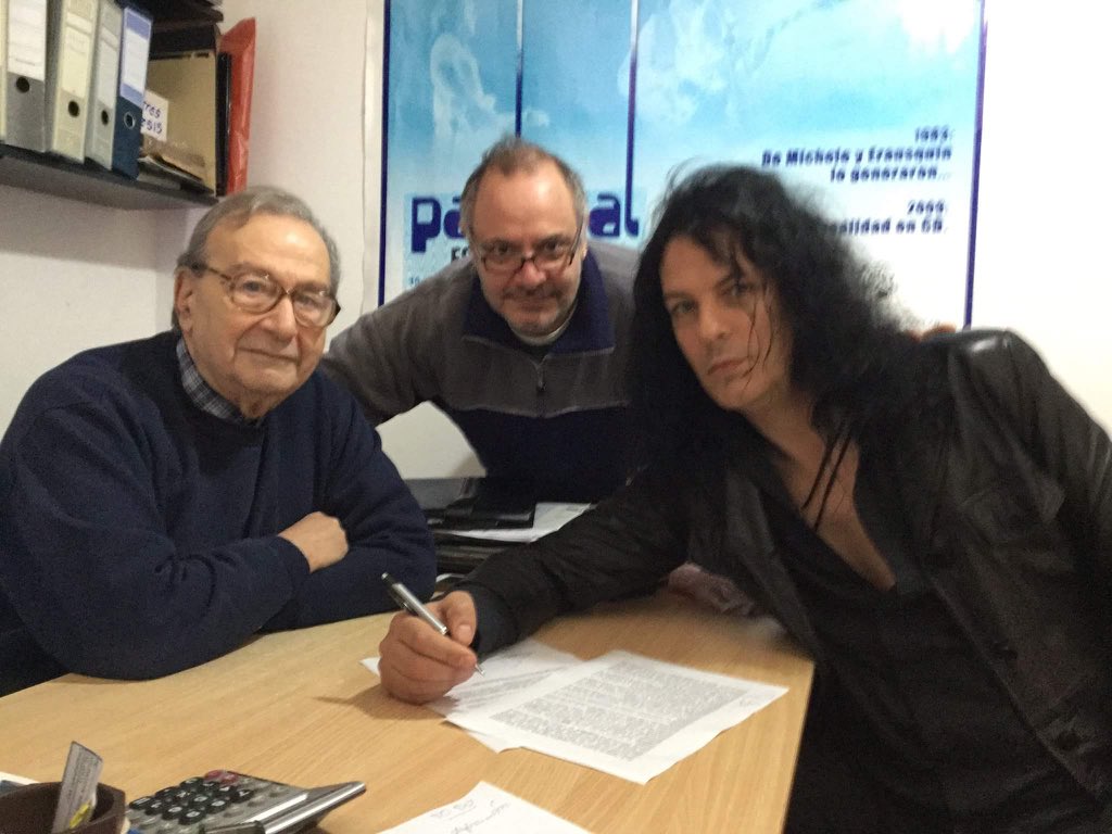 RusoSubotovsky's tweet image. Firmando contrato discografico con #fonocal!