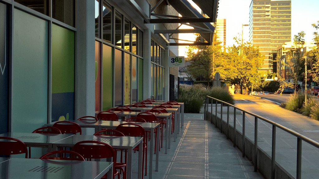 BellevueDotCom's tweet photo. Love the outdoor space at @365byWholeFoods. Lots of tables + overlook downtown park #BVUE https://t.co/vZ4SA7TbjS https://t.co/UjQTtIX0Ae