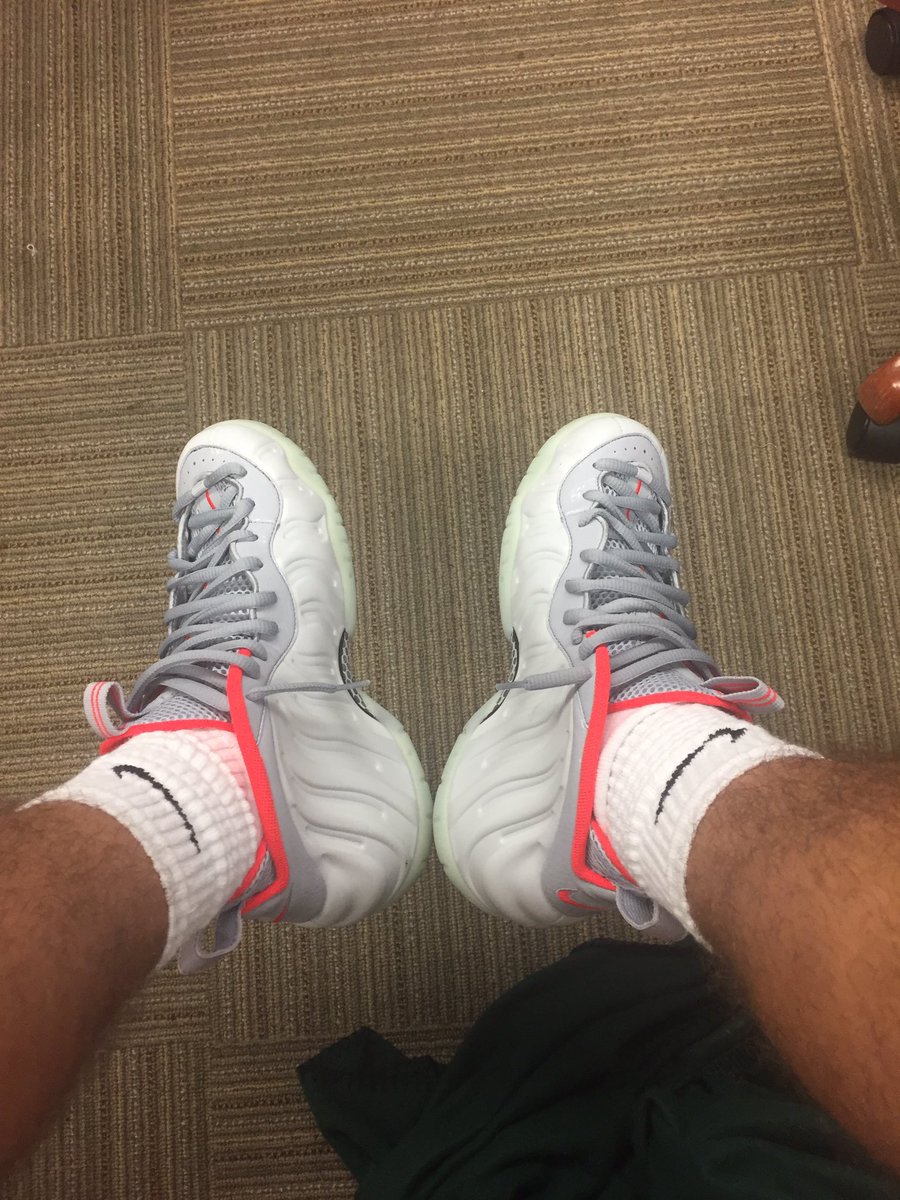 memedaddy67's tweet photo. Day 17 Yeezy Foamposites #KOTD #FoamDaddy #GlowInTheDark https://t.co/zaabUmHY7I