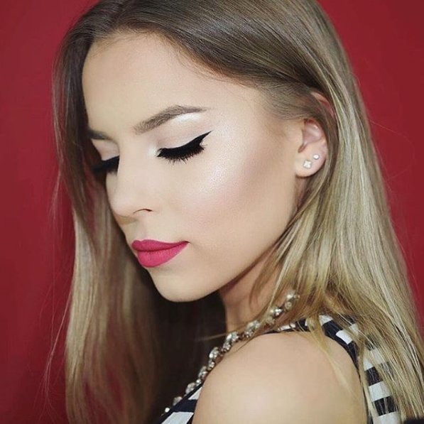 AbsoluteNYCan's tweet photo. Red on red on red! We love @Makeupbytessy's look. She used our #VelvetLippie in “Flameco” #MOTD #AbsoluteNewYorkCan https://t.co/346BN8TeqQ
