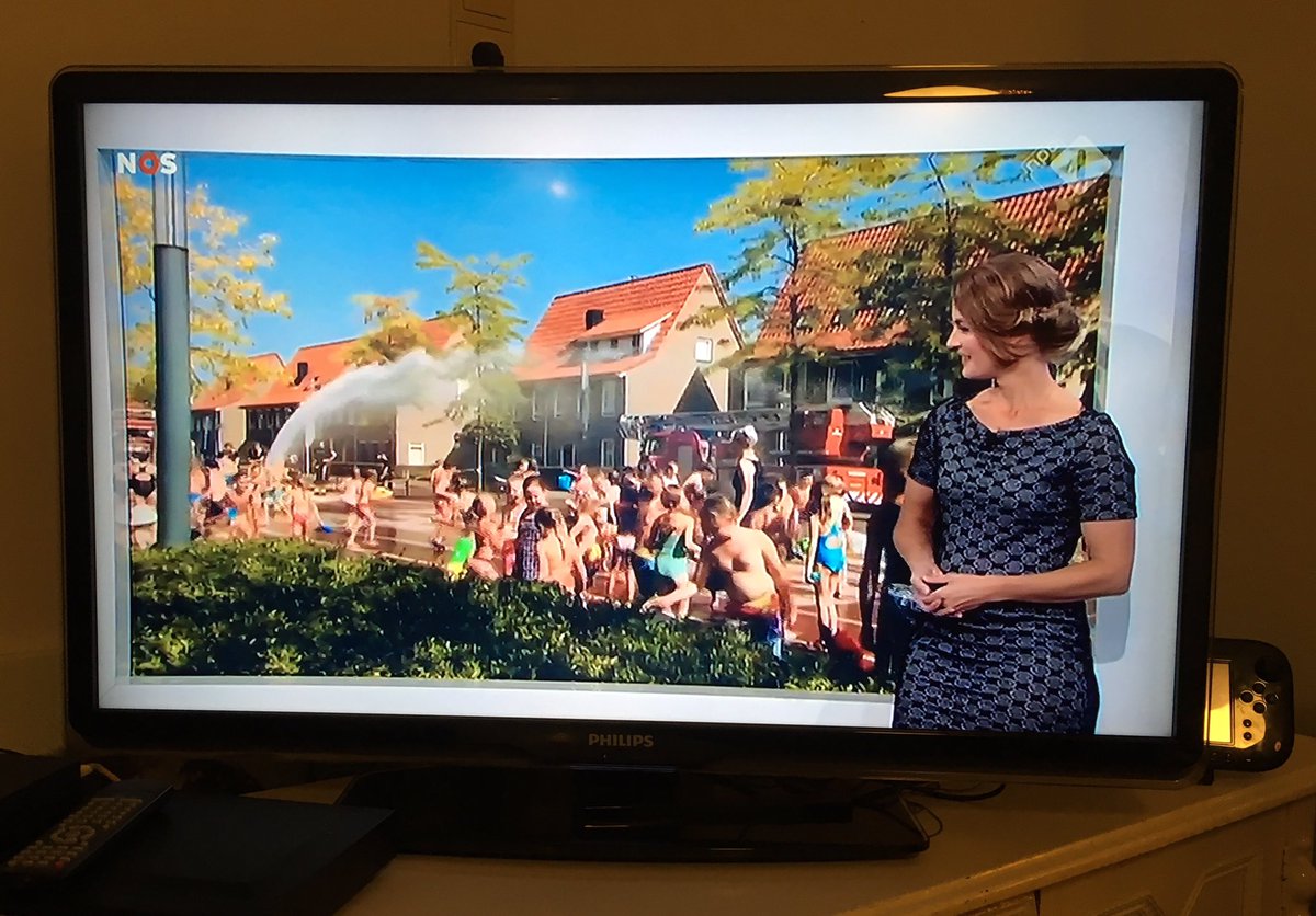 ariannedoornbos's tweet photo. Leuk! @annavanburenR in het @NOS journaal met @whoebert. Er wordt nog lang gesproken over het geweldige waterfeest! https://t.co/6cJPo0hIfK