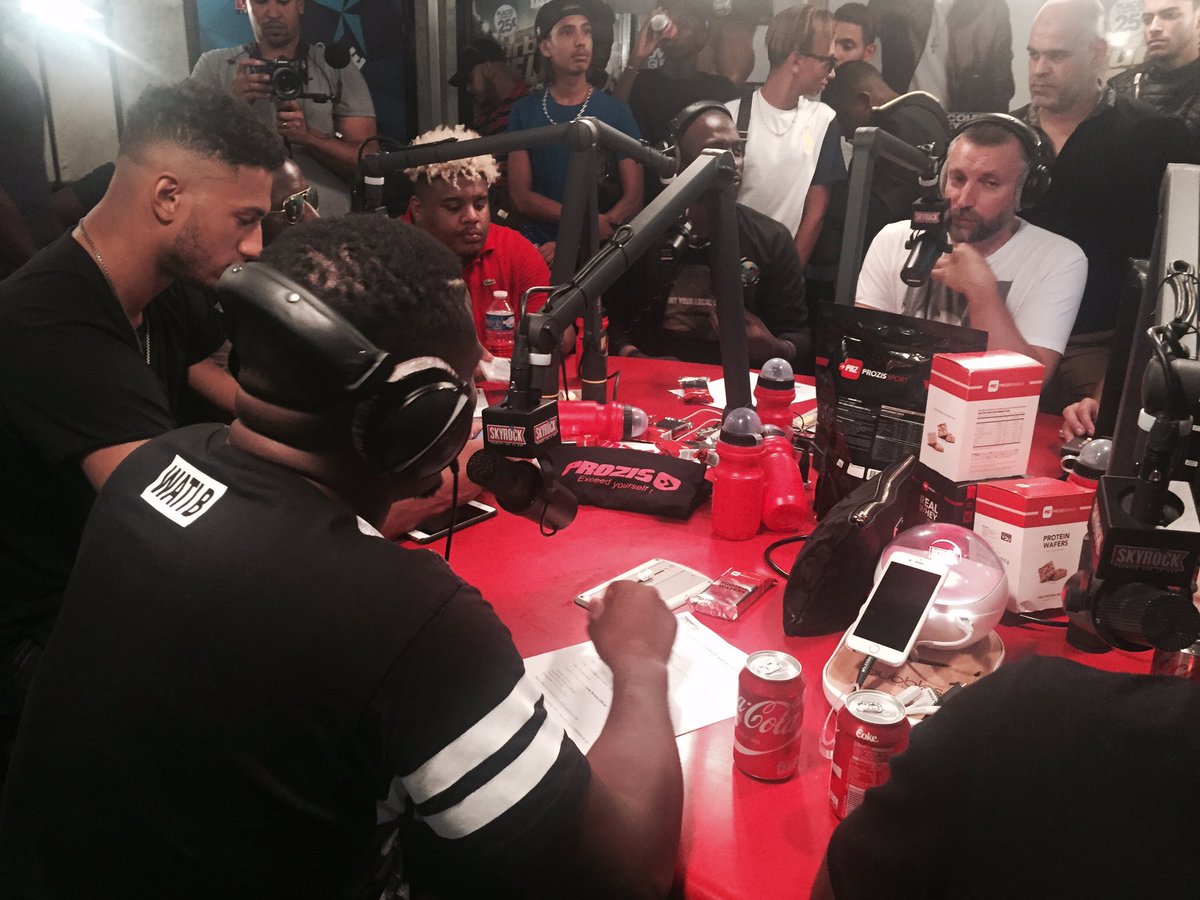 BomayemusikActu's tweet photo. Bomayé Musik sur @SkyrockFM pour le @Planete_Rap du film de @Watibonline "La Pièce" https://t.co/W5Mnlq42L1
