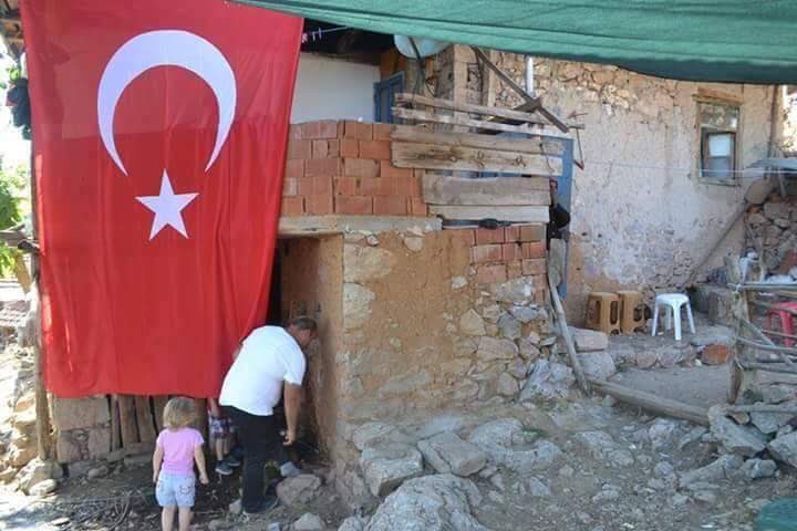onlyforrtwit's tweet photo. Biri vergi ödememek için teknesine amerikan bayrağı asmış,diğeri en büyük bedeli,evladını verip Türk bayrağı !! https://t.co/Wr2HulKiwy