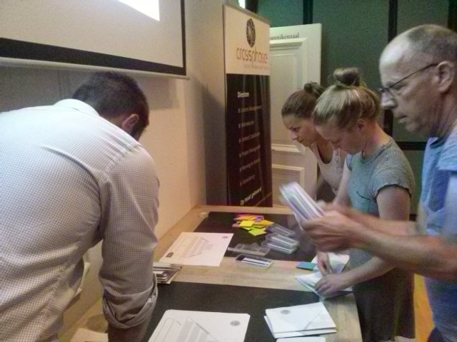 contentcafe's tweet image. Trechters vouwen voor de #contentcafe workshop. Bezige bijen @markdeloose @RobVullings @cevoostrum @GoudenAnanas ^BE