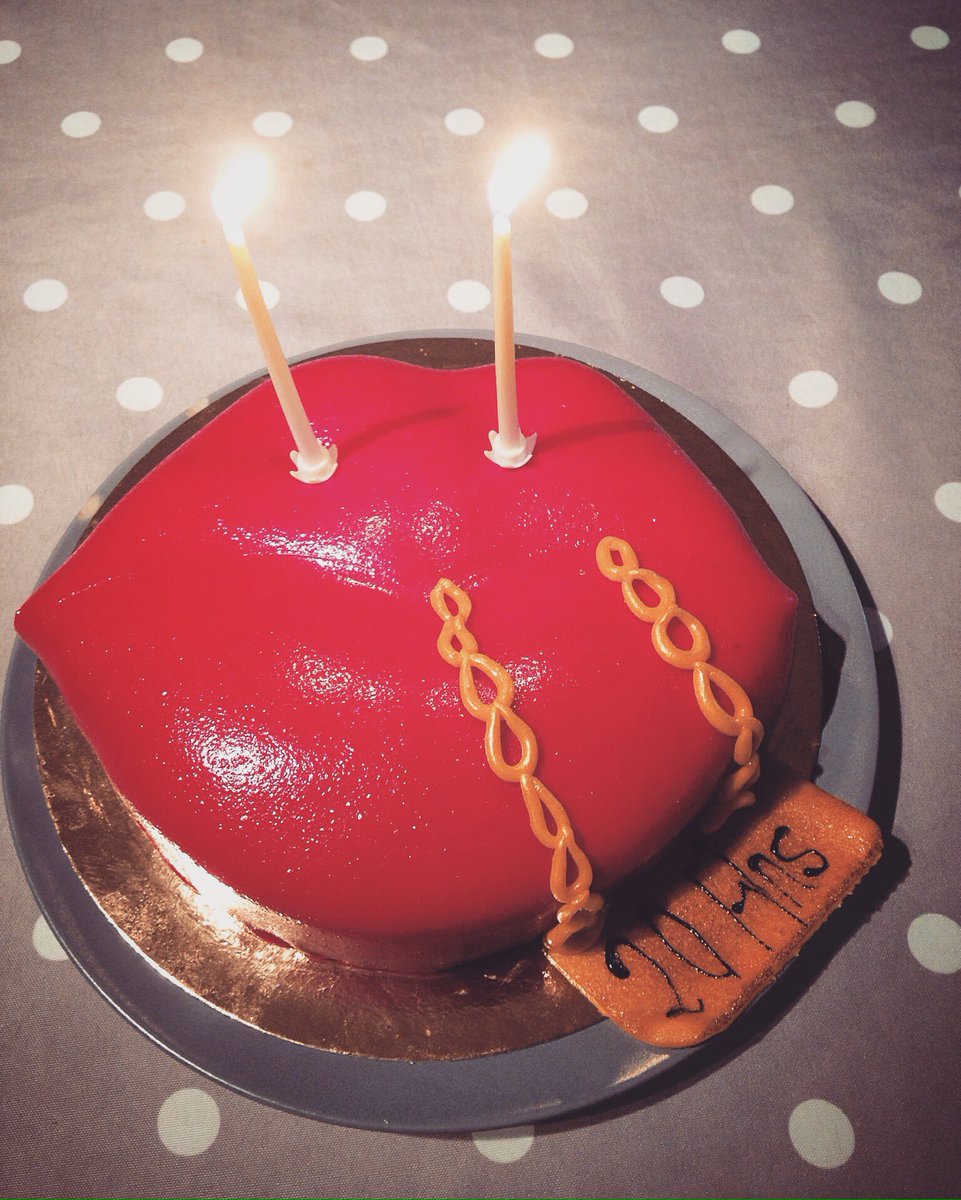 Wonderissim's tweet photo. ππ―πππππ» #birthdaycake #20ans #lipscake #lifegoals https://t.co/7ZiTKppmeE