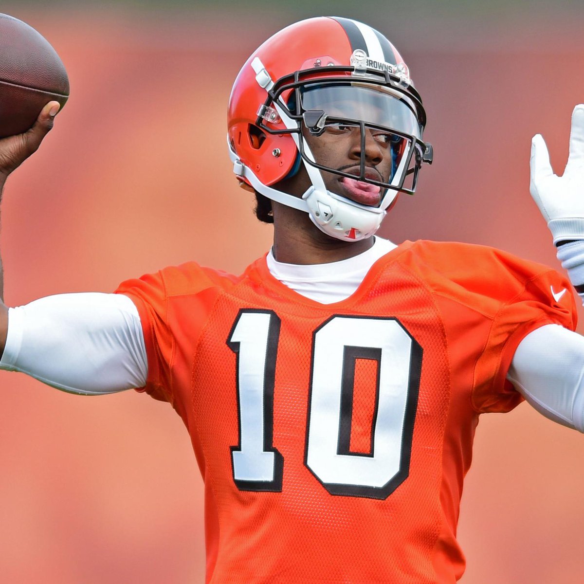 ThatSportShow's tweet photo. Robert Griffin III Injury: Updates on Browns QB's Shoulder and Return https://t.co/OkP67oIK68 #CLE #Browns #NFL https://t.co/vsPM0IkByh