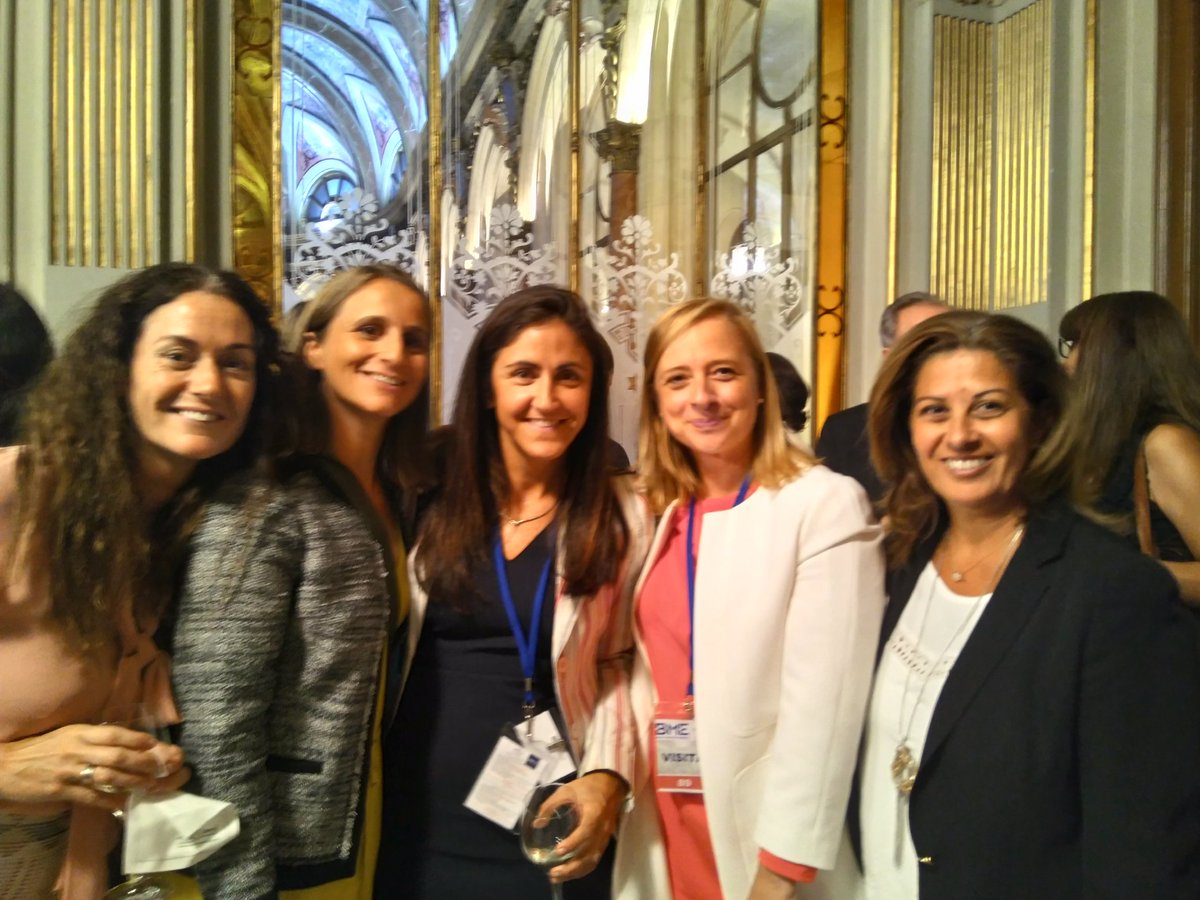 AsocEyC's tweet photo. @LupinaIturriaga fundadora de @FINTONIC con 4 personas y ahora son más de 50!!! #ForoFinEJECON  @AckermBeaumont https://t.co/QigZnLU2gw