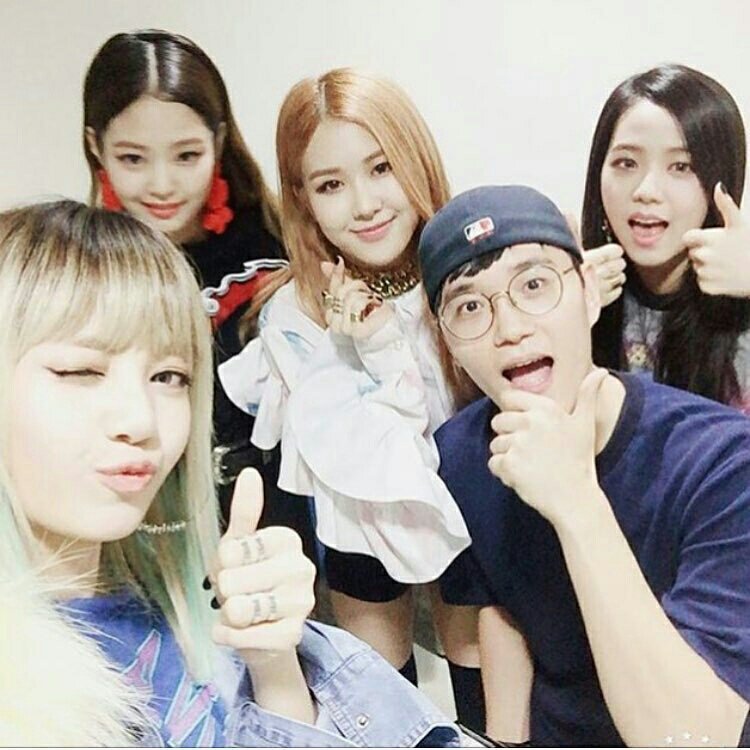 blackpinkhqpic's tweet photo. full team
Lisa &amp; Jennie &amp; Rose &amp; Jisoo
#BLACKPINK 
#LISA
#JENNIE
#ROSE
#JISOO https://t.co/PsDo4gpkqZ