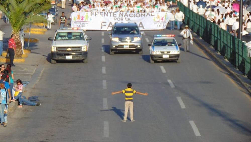 ierrejon's tweet photo. Un niño intenta parar una marcha homófoba en México. Dignidad, ejemplo y orgullo con tan solo 12 años. https://t.co/ufN8oXsZYH