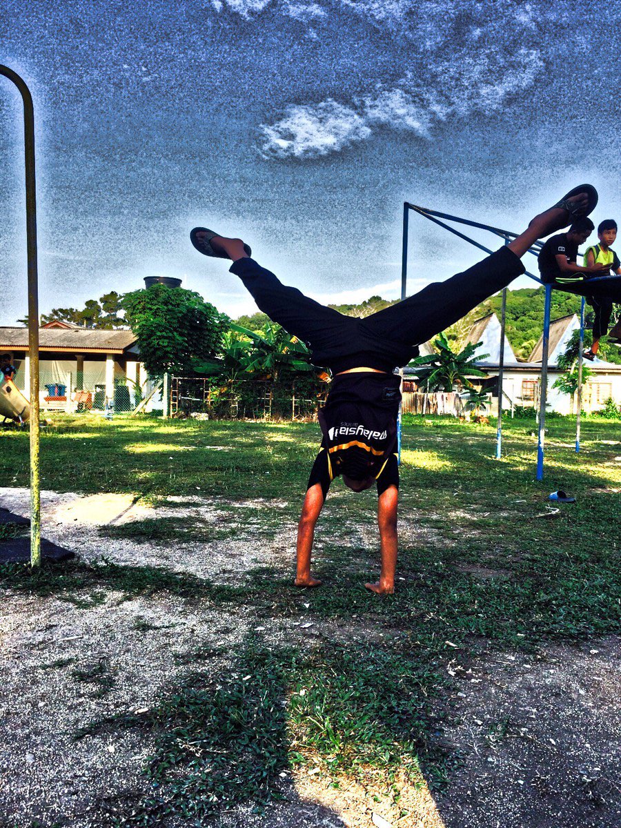 Aliffarhan1002's tweet photo. Handstand bored📱 https://t.co/c53BtkJcHf
