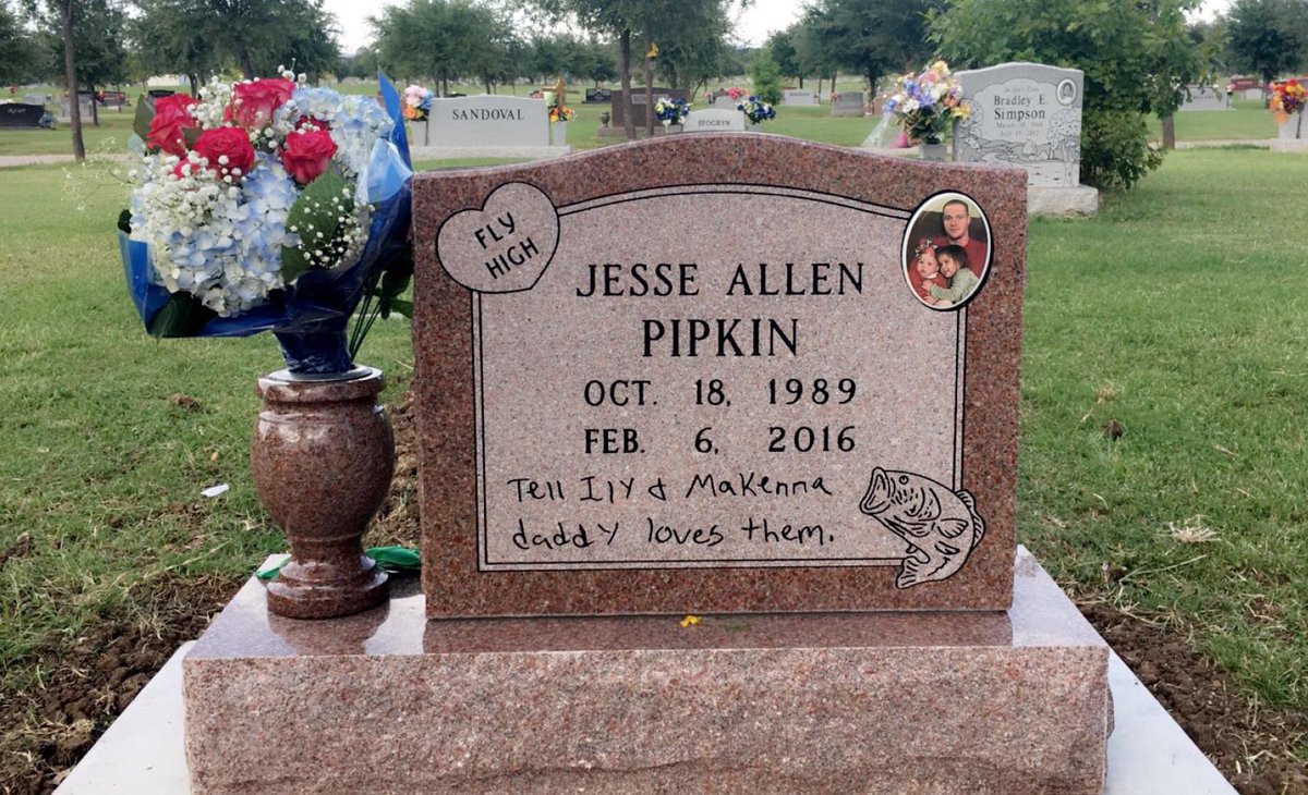 Bailey_Marie44's tweet photo. Seein a headstone makes it seem real.. You're really gone. Don't worry brother, now no one can hide u from ur babies https://t.co/D0vVRpADXJ