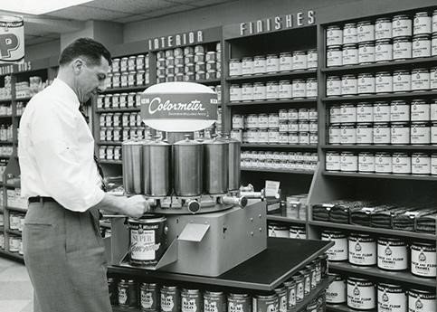 SWPintura's tweet photo. Mira las habilidades de este señor con esta máquina Colormeter de Sherwin-Williams del año 1960! #150YearsofSW #TBT https://t.co/9VBL5Hybun