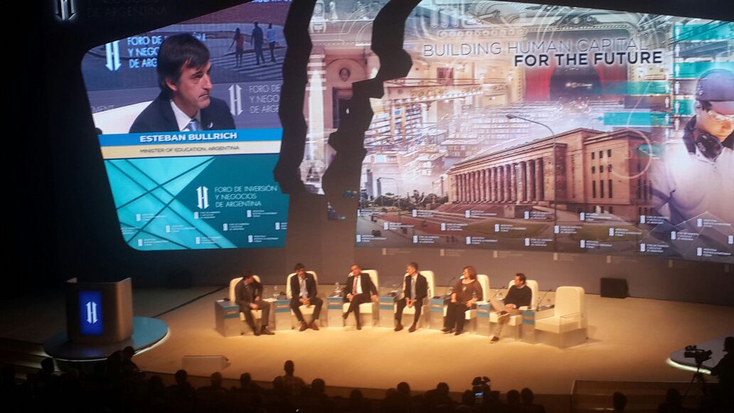 Ahora <a href="/estebanbullrich/">Esteban Bullrich</a> en #ForoDeInversiones s/importancia de rrhh  #educacion e inversiones duraderas para el paìs.