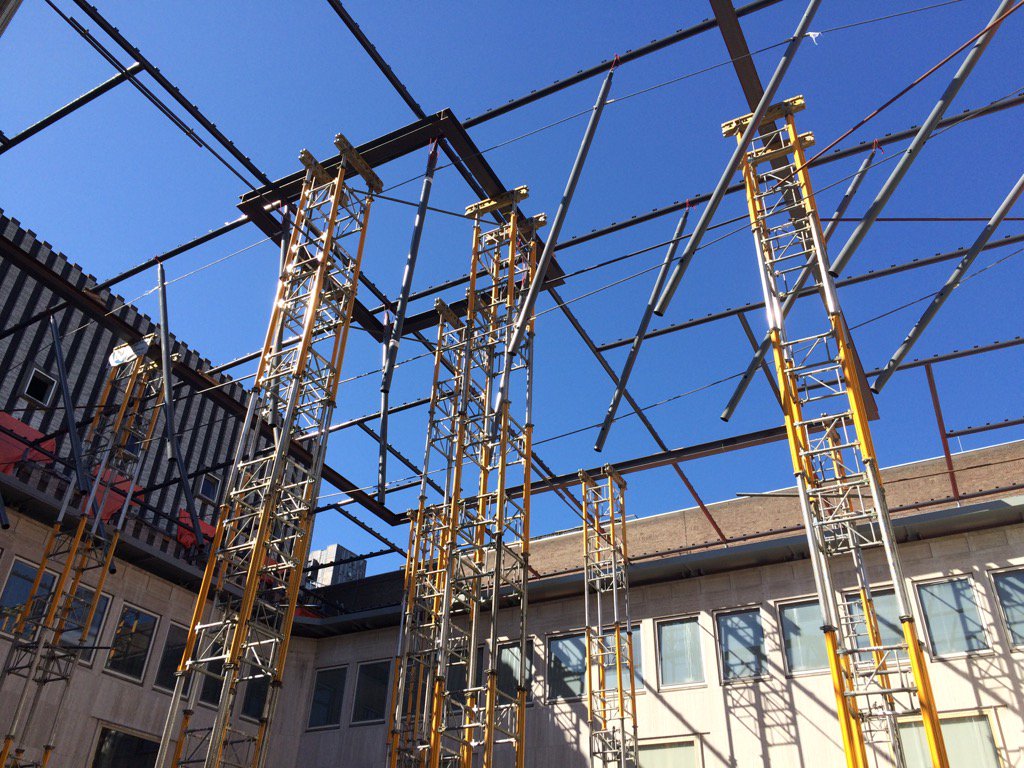 Plaatsing zwevende staven tensegrity dak 
#HetGeldershuis te Arnhem is gestart