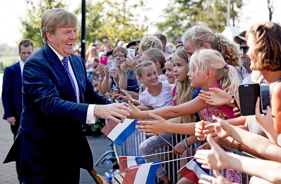 Patrickvkatwijk's tweet photo. De Koning bij multicultureel centrum de Gaveborg in Oostwold en de Koningin bij Postcodeloterij Green Challenge https://t.co/bFOxQtQyrn