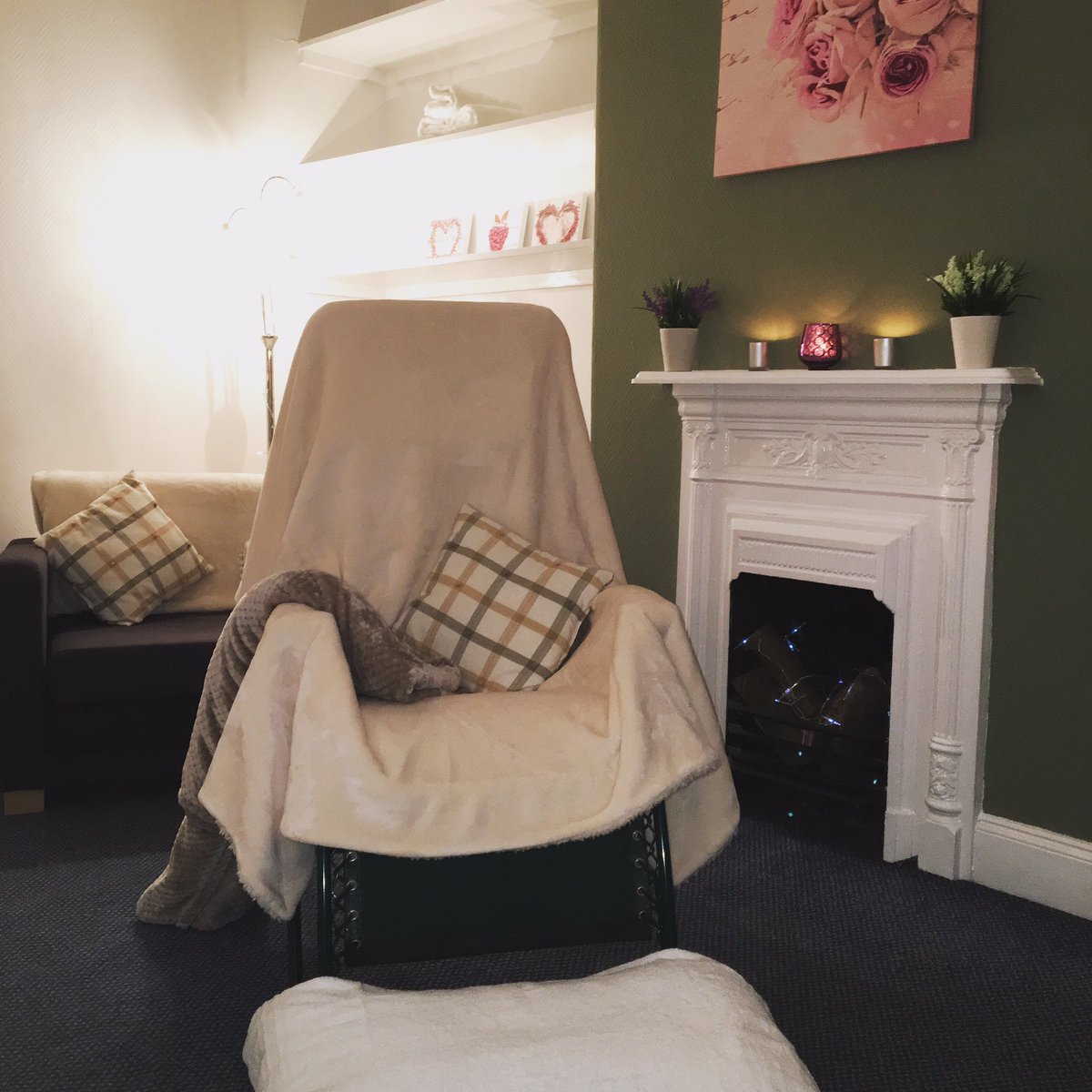 ReflexologyKate's tweet photo. The treatment room looking all cosy for tonight's client 👣 #reflexology #reflexologist #holistic https://t.co/ljXtSIfmkG