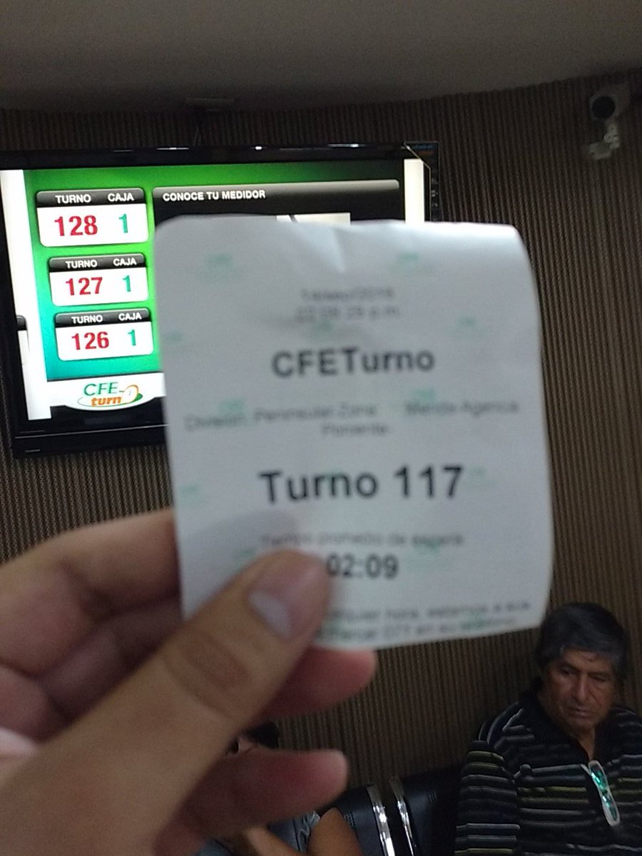 Mawel_Gabo's tweet photo. No estoy retrasado, la señorita acelera la ventanilla para no parecer ineficiente 🙃 @EnriqueOchoaR  @CFE_Peninsular https://t.co/SCZDXNlgvh