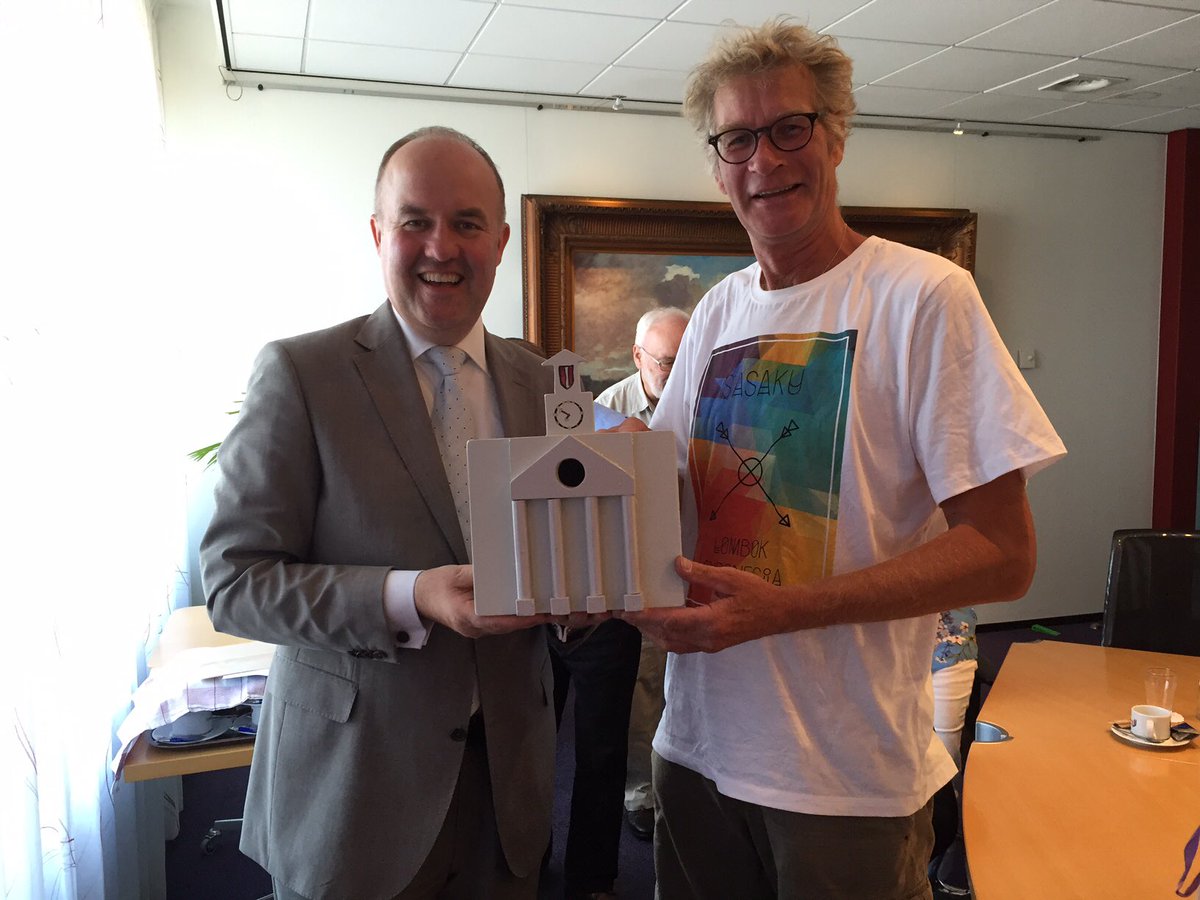 handigepeet's tweet photo. Na leuk ontspannen gesprek @BurgemeesterBr gelegenheid gehad om het vogelhuisje "stadhuis van Dordt" aan te bieden! https://t.co/aQmVTr31cd