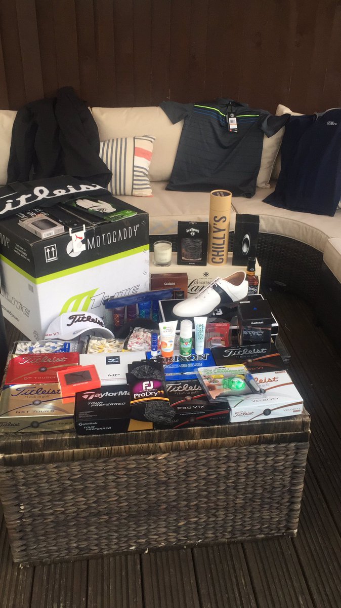 @GOLFHAMPERSUK <a href="/LondonGolfShow/">London Golf Show</a> 🎉 my prizes have just turned up! Can't wait for my tour bag on Friday 🙌🏻⛳️🎉 #titleist