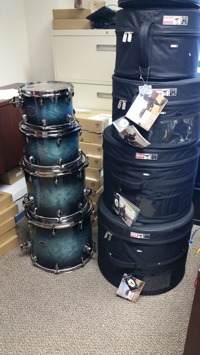 techiedrumgeek's tweet image. Just got delivered, and in time for weekend gigs! @MapexDrumsUSA @ProRacketCases
#playmore #nothingcomesclose