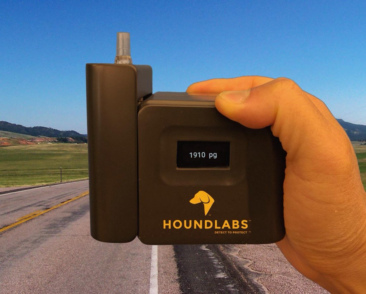 VICE's tweet photo. Can this breathalyzer help cops know if drivers are actually high? https://t.co/fMrmD2LqSk https://t.co/VK0Y52TZm6