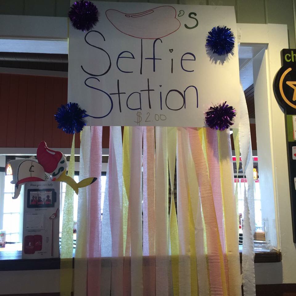 ChilliHeadsLeeT's tweet photo. Selfie station :) ❤️ #chilisleetrevino #chilislove #createapepper #stjudes #givehope https://t.co/hgOU9TFuie
