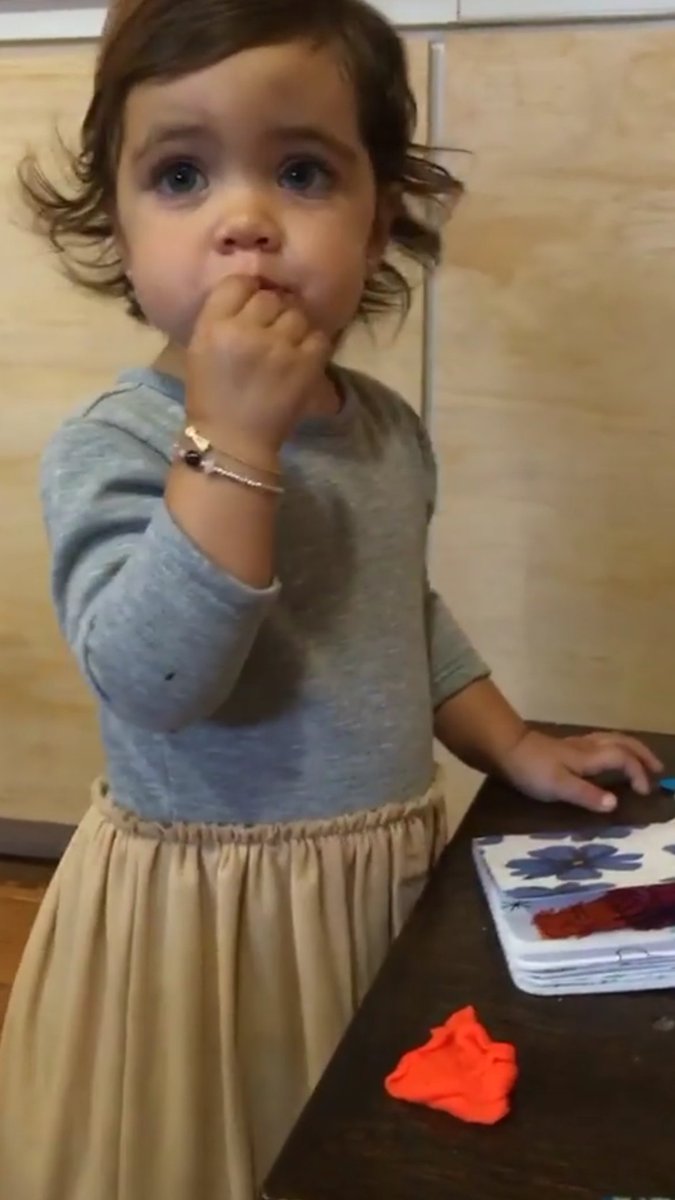 agr uma foto do meu amor comendo o lápis de cor