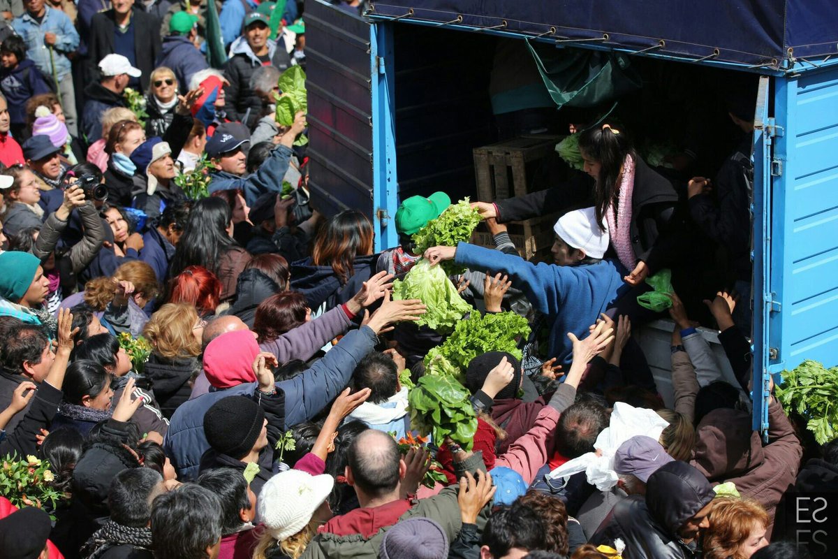 EdgardoRovira's tweet image. La imagen del día, el resumen del país que está construyendo Macri. Desocupación, pobreza y hambre. 
#VayanALaFeria