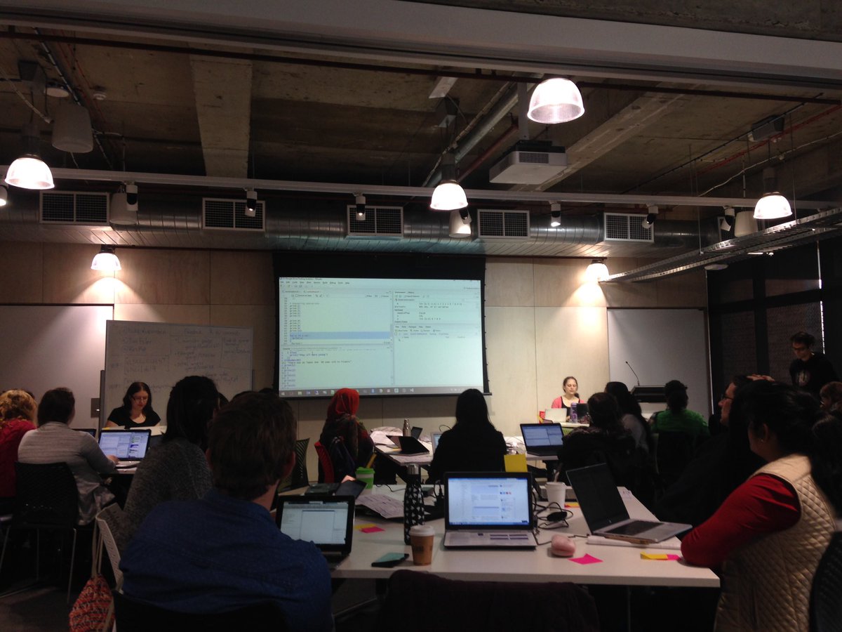astrid_zeman's tweet image. @nikkirubinstein at the helm of today&apos;s @ResPlat workshop in R programming #code4lyf