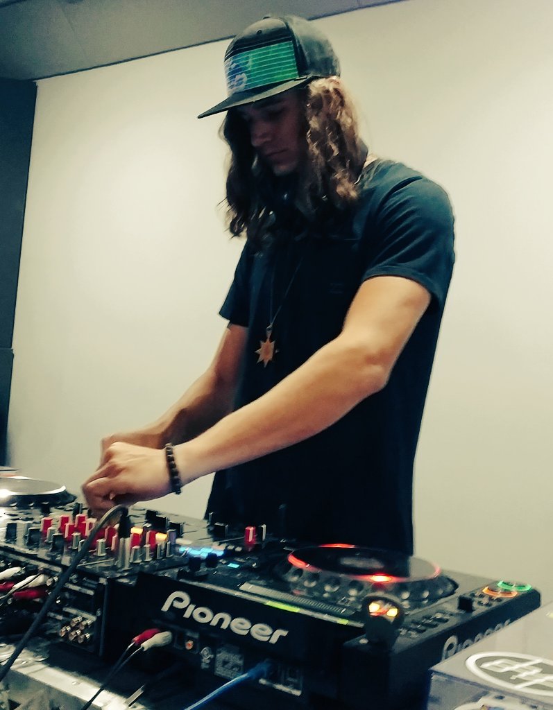 DripDropRecs's tweet photo. @imsimplyput live on our FACEBOOK page live stream in 40 minutes!!!!!!!!!!
🔉🔉🔉🔉🔉💧💧💧💧💧

#TeamDripDrop https://t.co/tCSH6fNrUw