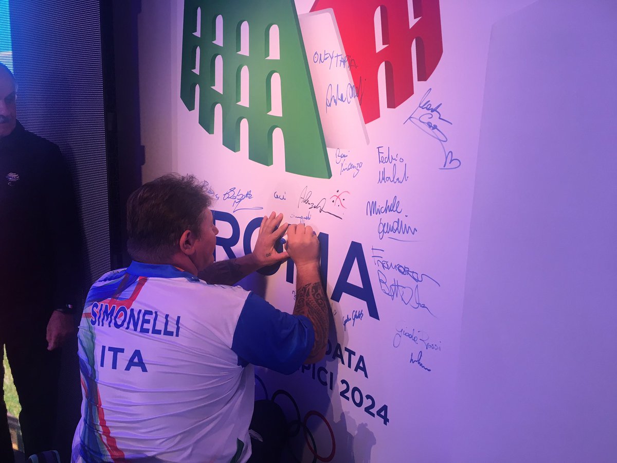 roma2024's tweet photo. Se continuiamo di questo passo fra poco non ci sarà più spazio per le firme! 😁😉🇮🇹🎉🏅#Paralympics #Rio16 #CasaItalia https://t.co/LX3z6BuH28