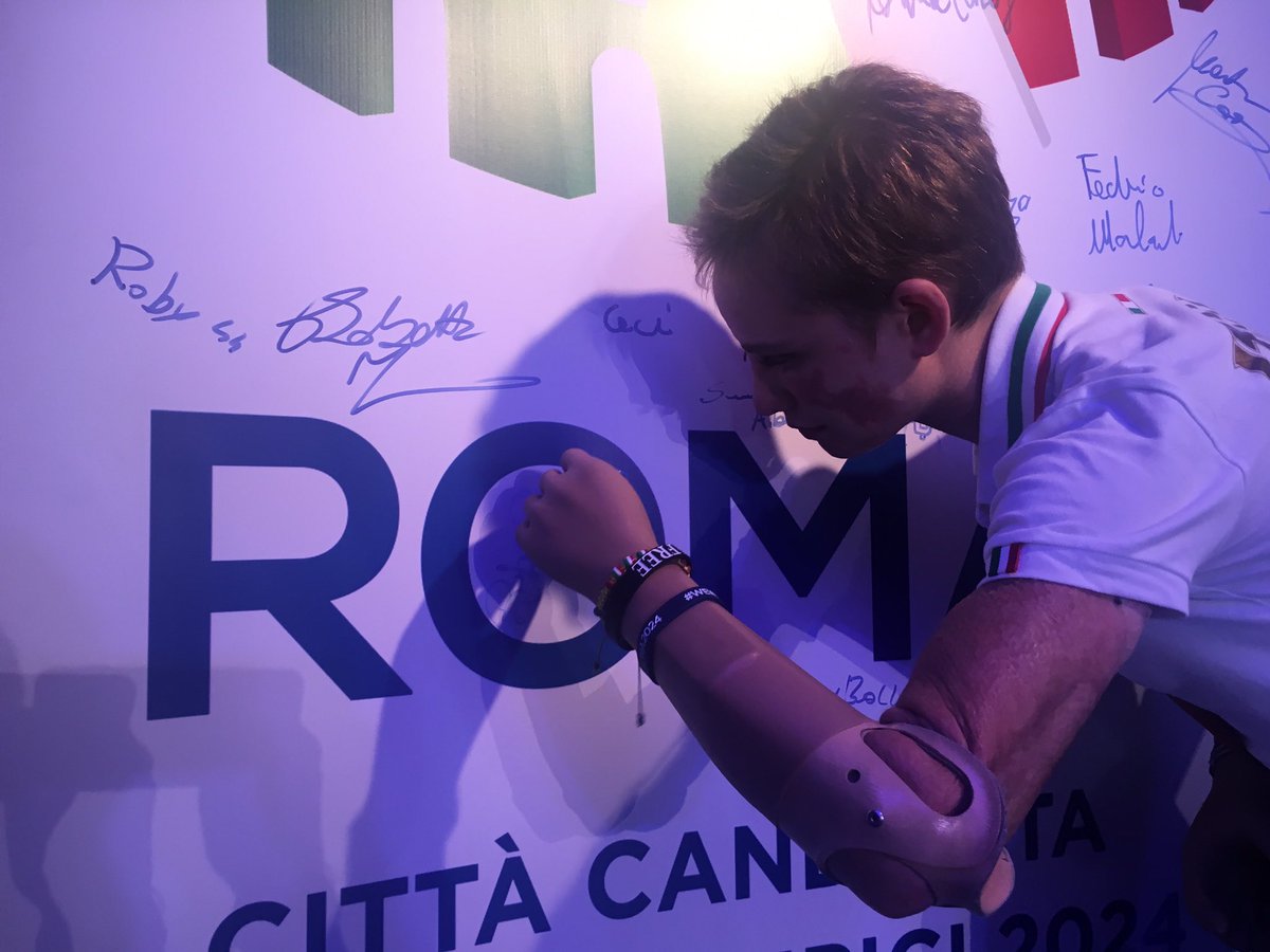 roma2024's tweet photo. Se continuiamo di questo passo fra poco non ci sarà più spazio per le firme! 😁😉🇮🇹🎉🏅#Paralympics #Rio16 #CasaItalia https://t.co/LX3z6BuH28