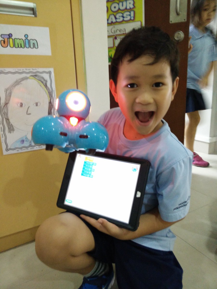 MrGregsClass's tweet photo. @mrscoreysclass1 We had a busy day too! We began swimming! We did math, music and daily 5. Then we played with Dash! https://t.co/pvEOKcRpLK