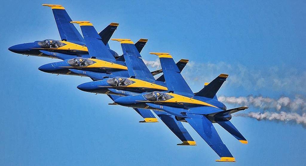 speedcaptured's tweet photo. #blueangels #usnavy #navy #canon #canonusa #closeformation #formationflying #jetteam #airp… https://t.co/7ez6yXAJWh https://t.co/FuHQrPJyME