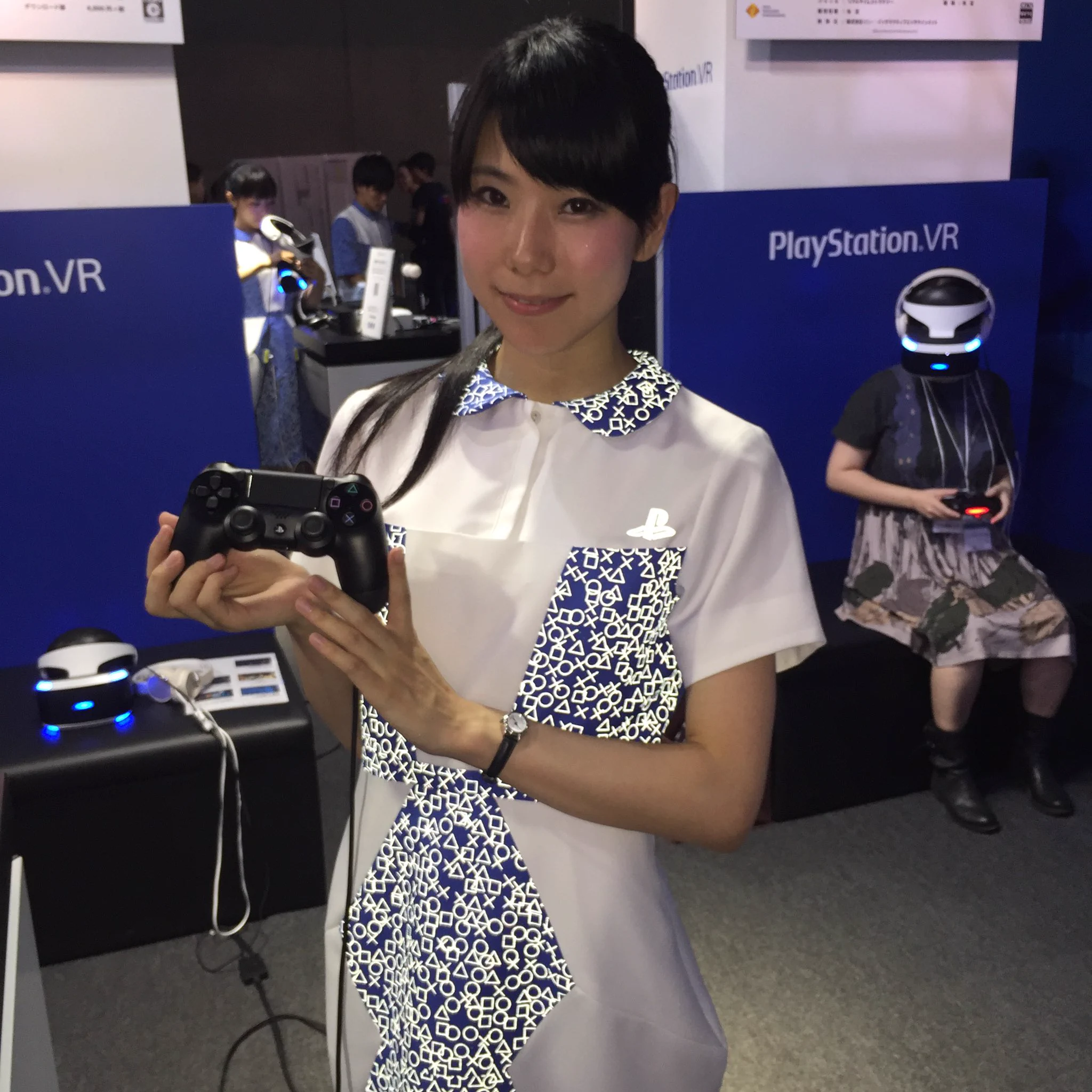 プレイステーションブースにいた美人社員を、フラッシュ炊いて撮影したら...www