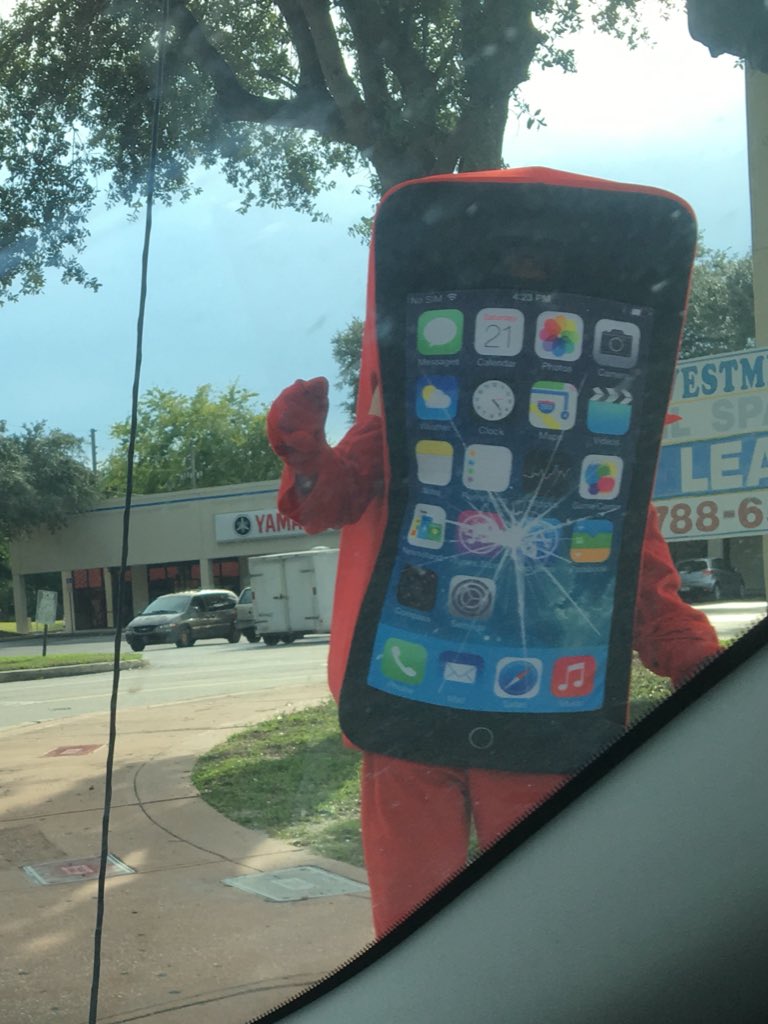 FixstopOrlando's tweet photo. #IAppreciatePeopleThat get their phones fixed because look how sad this guy looks :( https://t.co/qn3SbPS7Bz