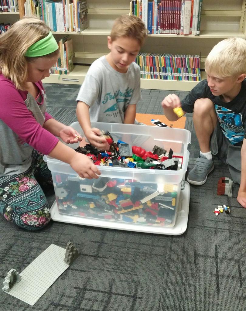 LFETRElibrary's tweet photo. LEGO fun in the library. #lsr7libraries #molibraries16 #makerspace https://t.co/HF34Xl0AeZ