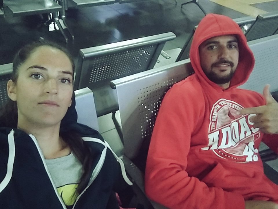Mar95Mar's tweet photo. Esperando nuestro vuelo en el aeropuerto de Fiumicino, Roma y que el humor no falte 😂 @Alex_Guti_Rubio https://t.co/cmzvci8IPO