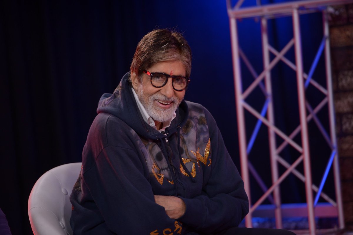 SrBachchan's tweet photo. T 2379 - At Delhi for promotions of #PINK .. and so lovely to meet up old colleagues and friends .. https://t.co/xoDyyxnV2a