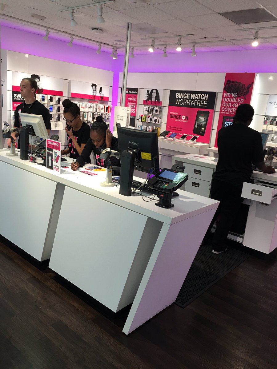 Tgilli0225's tweet photo. Team Arden getting after iPhone 7 pre-order calls!#getthanked#Uncarrier#Magenta https://t.co/h60Kr9Qqs2