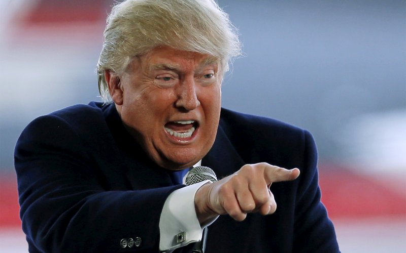 OhThatTrump's tweet photo. #InTrumpsNFL Coach Trump continuously shouting at his defensive line to build a wall. #OhThatTrump #NeverTrump https://t.co/JGpoUy6ach