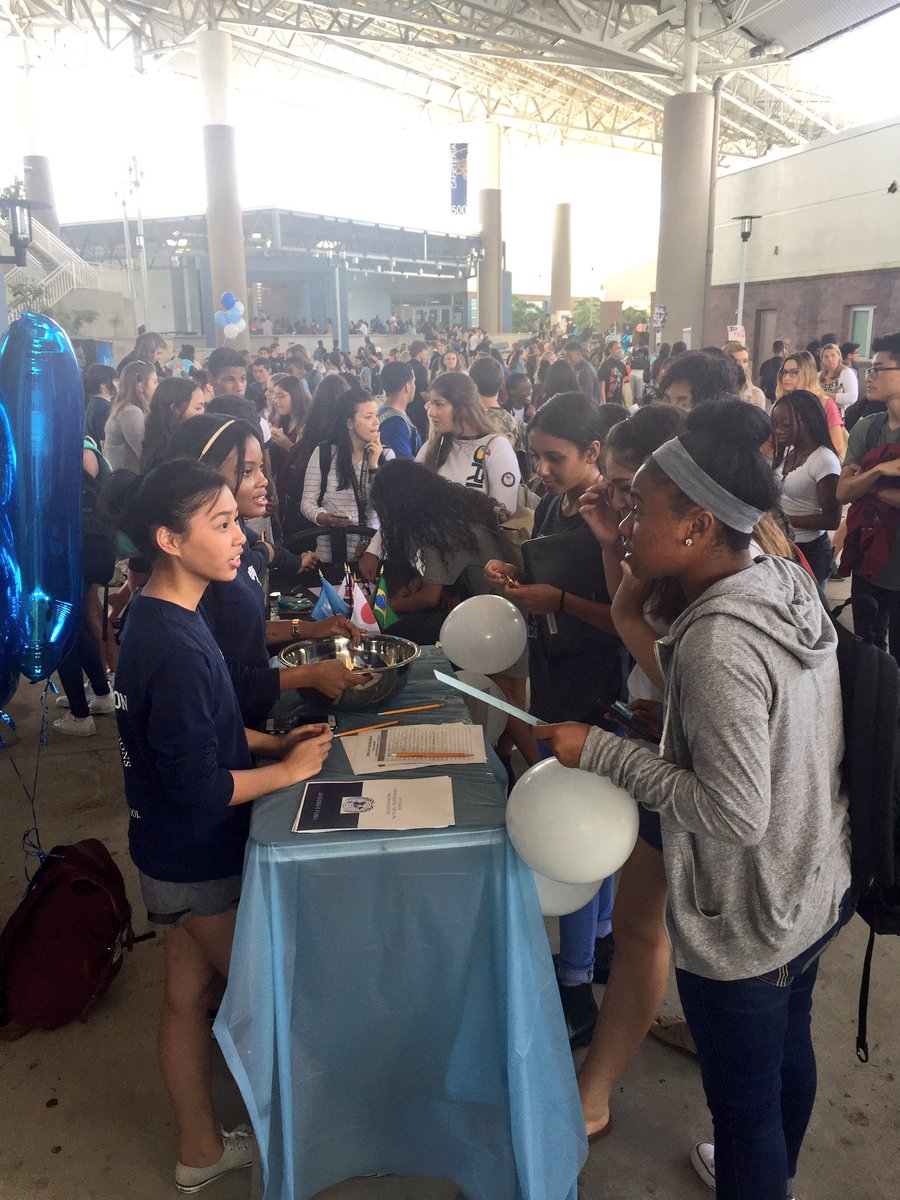 richschellhase's tweet photo. Club Fair @dphsmun https://t.co/NvVcsGqLiU