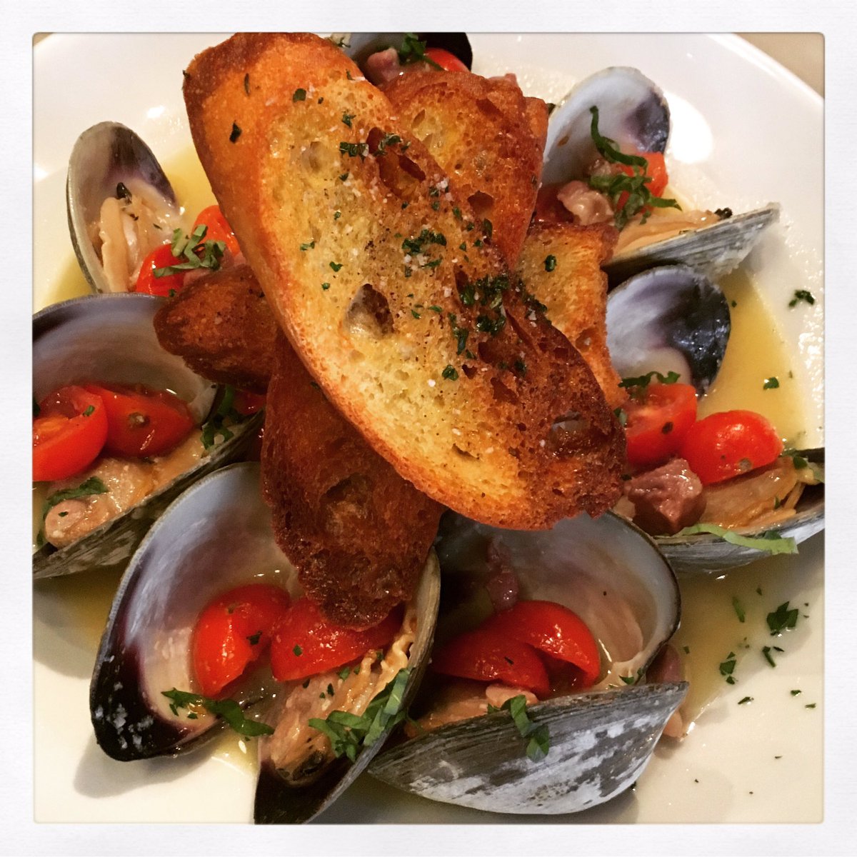 antonio_bacaro's tweet photo. We've got some clams! #hydepark #bostonrestaurants https://t.co/qTw7XoStmc