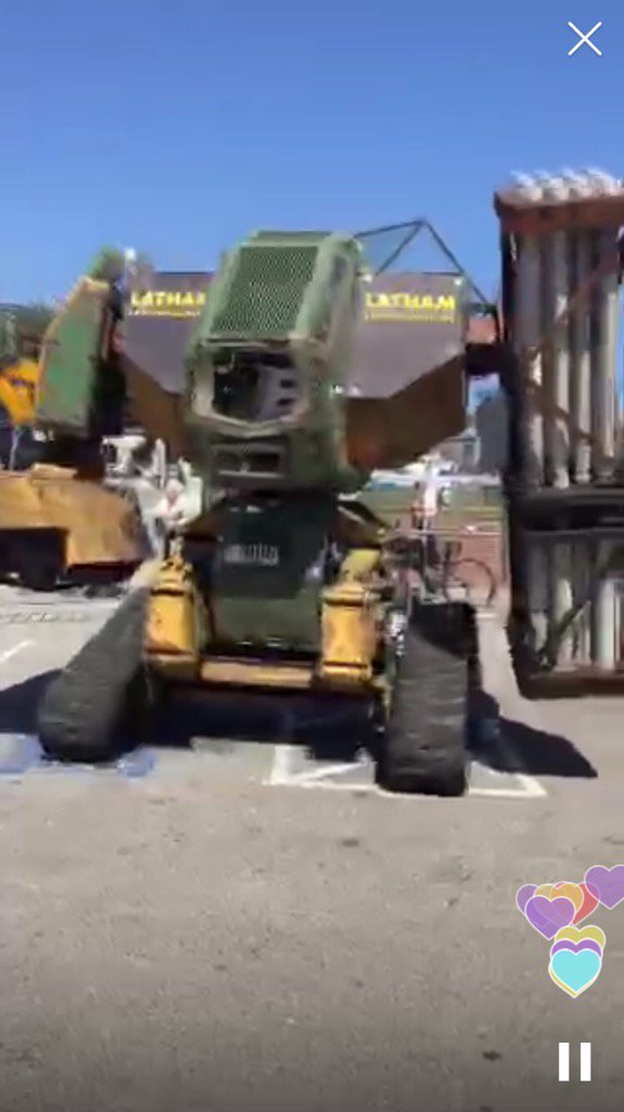 mmmonolith's tweet photo. .@TechCrunch on #Periscope: Live with Megabots' 15 foot fighting robot at #TCDisrupt https://t.co/NIpXAqzW0r https://t.co/js0aEgkJZ2